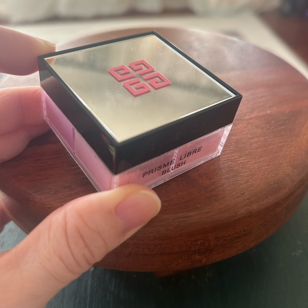 Givenchy Prisme Libre Loose powder blush in Mousseline Lilas